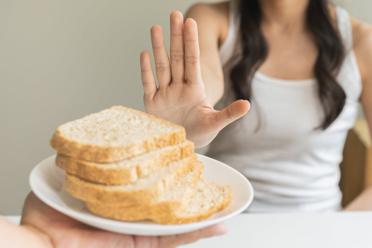 Mujer rechazando rebanadas de pan de molde