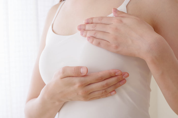 La palpación mamaria es una prueba recurrente para el cribado de cáncer de mama